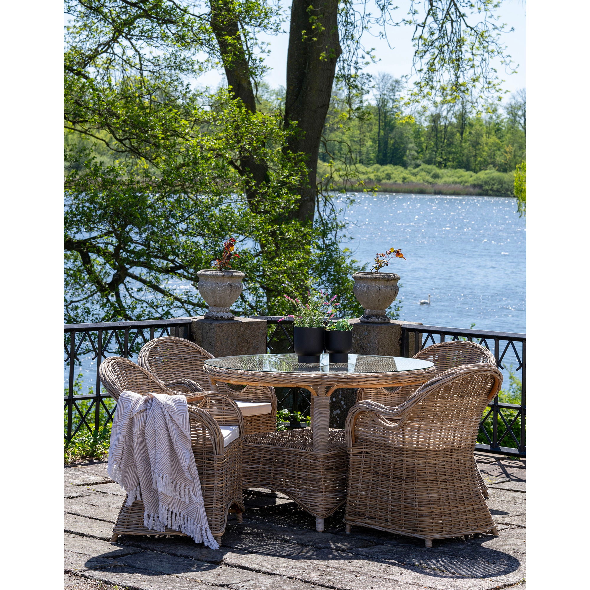 Larisa Outdoorstuhl – Kubu-Rattan, inkl. Kissen, natur/grau